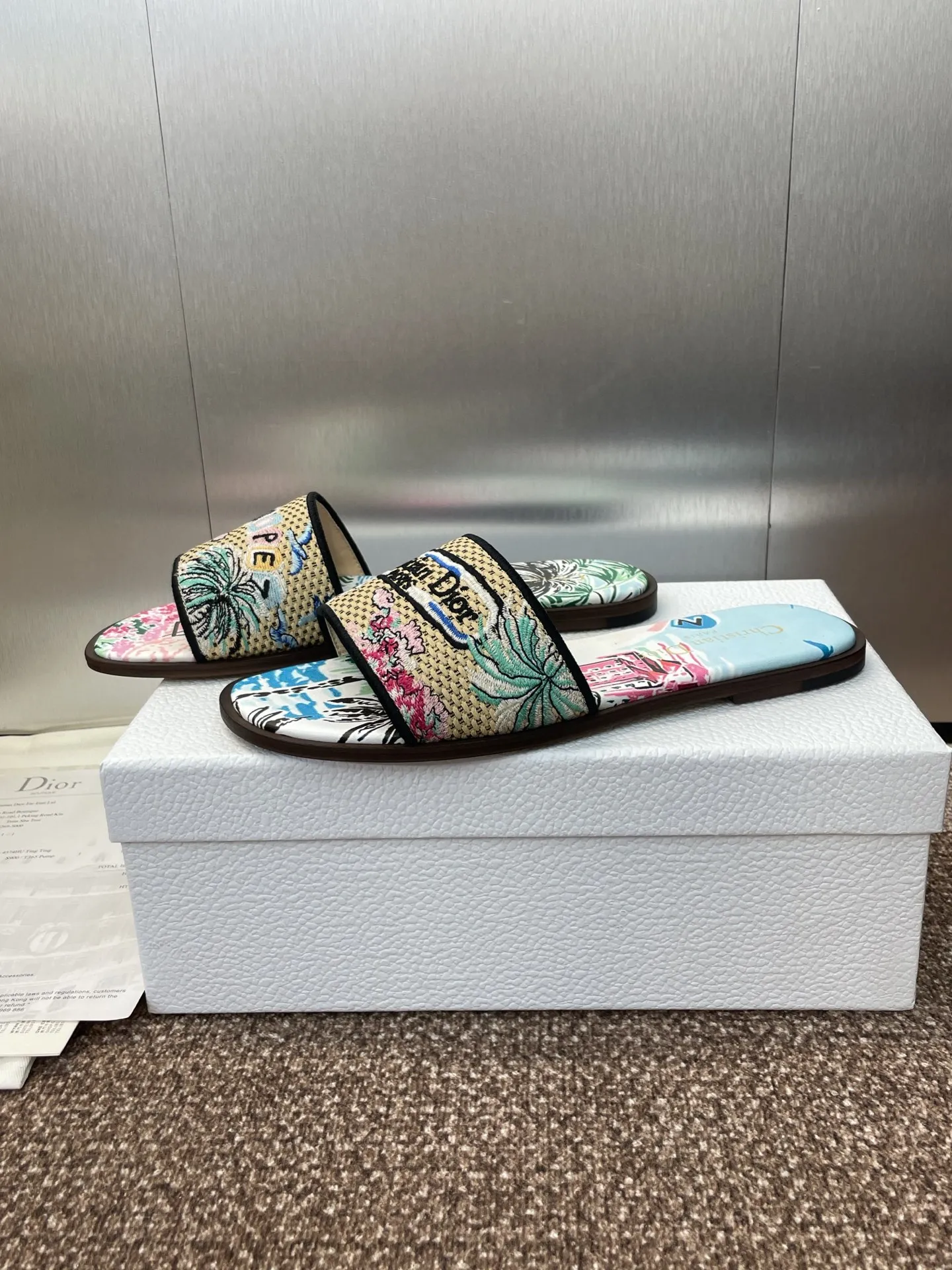 👟👟Ex-factory price 500👟👟 Dior 2025 spring and summer new style DWAY flat flip flops jelly color women's shoes CD letter logo three-dimensional embroidery round toe open toe color block sandals Material: upper imported raffia electric embroidery high temperature water-soluble cotton technical fabric + water-dyed sheepskin lining + Italian thickened leather outsole size: 34-42 (34.40.41.42. Customized, non-refundable and non-exchangeable)